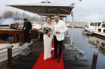 Maarssen 24 februari 2024
Wesly Bronkhorst en Raquel trouwen . Ze kwam met boot aanvaren , Dirk Zeelenberg heeft ze getrouwd.