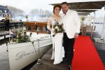 Maarssen 24 februari 2024
Wesly Bronkhorst en Raquel trouwen . Ze kwam met boot aanvaren , Dirk Zeelenberg heeft ze getrouwd.