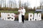 Maarssen 24 februari 2024
Wesly Bronkhorst en Raquel trouwen . Ze kwam met boot aanvaren , Dirk Zeelenberg heeft ze getrouwd.