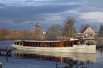 Maarssen 24 februari 2024
Wesly Bronkhorst en Raquel trouwen . Ze kwam met boot aanvaren , Dirk Zeelenberg heeft ze getrouwd.
