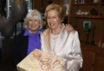 Breukelen 12 februari 2024
Ria Valk viert haar 65 jarig artiesten jubileum en krijgt een koninklijk onderscheiding van de burgemeester van de Ronde Venen. Ria Valk en Willeke Alberti