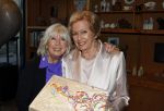 Breukelen 12 februari 2024
Ria Valk viert haar 65 jarig artiesten jubileum en krijgt een koninklijk onderscheiding van de burgemeester van de Ronde Venen. Ria Valk en Willeke Alberti
