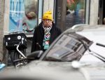 Amsterdam 9 fgebruari 2024
Youp v t Hek doet boodschappen bij AH en bellend op straat in het centrum van Amsterdam.