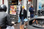 Amsterdam 9 fgebruari 2024
Youp v t Hek doet boodschappen bij AH en bellend op straat in het centrum van Amsterdam.