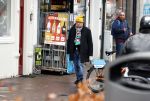 Amsterdam 9 fgebruari 2024
Youp v t Hek doet boodschappen bij AH en bellend op straat in het centrum van Amsterdam.