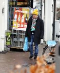 Amsterdam 9 fgebruari 2024
Youp v t Hek doet boodschappen bij AH en bellend op straat in het centrum van Amsterdam.