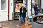 Amsterdam 9 fgebruari 2024
Youp v t Hek doet boodschappen bij AH en bellend op straat in het centrum van Amsterdam.