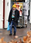 Amsterdam 9 fgebruari 2024
Youp v t Hek doet boodschappen bij AH en bellend op straat in het centrum van Amsterdam.