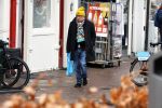 Amsterdam 9 fgebruari 2024
Youp v t Hek doet boodschappen bij AH en bellend op straat in het centrum van Amsterdam.