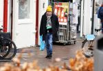 Amsterdam 9 fgebruari 2024
Youp v t Hek doet boodschappen bij AH en bellend op straat in het centrum van Amsterdam.
