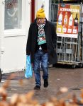 Amsterdam 9 fgebruari 2024
Youp v t Hek doet boodschappen bij AH en bellend op straat in het centrum van Amsterdam.