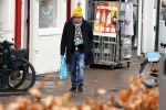 Amsterdam 9 fgebruari 2024
Youp v t Hek doet boodschappen bij AH en bellend op straat in het centrum van Amsterdam.