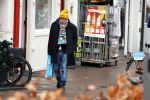 Amsterdam 9 fgebruari 2024
Youp v t Hek doet boodschappen bij AH en bellend op straat in het centrum van Amsterdam.
