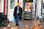 Amsterdam 9 fgebruari 2024
Youp v t Hek doet boodschappen bij AH en bellend op straat in het centrum van Amsterdam.