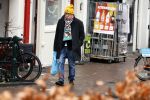 Amsterdam 9 fgebruari 2024
Youp v t Hek doet boodschappen bij AH en bellend op straat in het centrum van Amsterdam.
