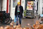Amsterdam 9 fgebruari 2024
Youp v t Hek doet boodschappen bij AH en bellend op straat in het centrum van Amsterdam.