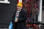 Amsterdam 9 fgebruari 2024
Youp v t Hek doet boodschappen bij AH en bellend op straat in het centrum van Amsterdam.