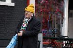 Amsterdam 9 fgebruari 2024
Youp v t Hek doet boodschappen bij AH en bellend op straat in het centrum van Amsterdam.
