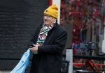 Amsterdam 9 fgebruari 2024
Youp v t Hek doet boodschappen bij AH en bellend op straat in het centrum van Amsterdam.