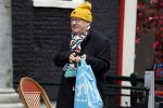 Amsterdam 9 fgebruari 2024
Youp v t Hek doet boodschappen bij AH en bellend op straat in het centrum van Amsterdam.