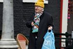 Amsterdam 9 fgebruari 2024
Youp v t Hek doet boodschappen bij AH en bellend op straat in het centrum van Amsterdam.