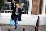 Amsterdam 9 fgebruari 2024
Youp v t Hek doet boodschappen bij AH en bellend op straat in het centrum van Amsterdam.