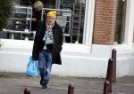 Amsterdam 9 fgebruari 2024
Youp v t Hek doet boodschappen bij AH en bellend op straat in het centrum van Amsterdam.