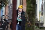 Amsterdam 9 fgebruari 2024
Youp v t Hek doet boodschappen bij AH en bellend op straat in het centrum van Amsterdam.