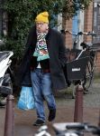 Amsterdam 9 fgebruari 2024
Youp v t Hek doet boodschappen bij AH en bellend op straat in het centrum van Amsterdam.