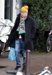 Amsterdam 9 fgebruari 2024
Youp v t Hek doet boodschappen bij AH en bellend op straat in het centrum van Amsterdam.