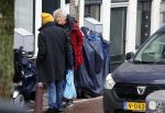 Amsterdam 9 fgebruari 2024
Youp v t Hek doet boodschappen bij AH en bellend op straat in het centrum van Amsterdam.