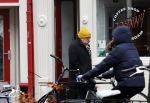 Amsterdam 9 fgebruari 2024
Youp v t Hek doet boodschappen bij AH en bellend op straat in het centrum van Amsterdam.