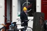 Amsterdam 9 fgebruari 2024
Youp v t Hek doet boodschappen bij AH en bellend op straat in het centrum van Amsterdam.