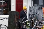 Amsterdam 9 fgebruari 2024
Youp v t Hek doet boodschappen bij AH en bellend op straat in het centrum van Amsterdam.