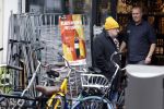 Amsterdam 9 fgebruari 2024
Youp v t Hek doet boodschappen bij AH en bellend op straat in het centrum van Amsterdam.