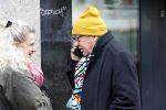 Amsterdam 9 fgebruari 2024
Youp v t Hek doet boodschappen bij AH en bellend op straat in het centrum van Amsterdam.