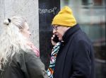 Amsterdam 9 fgebruari 2024
Youp v t Hek doet boodschappen bij AH en bellend op straat in het centrum van Amsterdam.