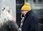 Amsterdam 9 fgebruari 2024
Youp v t Hek doet boodschappen bij AH en bellend op straat in het centrum van Amsterdam.