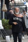 Amsterdam 20 januari 2024
Bas Smit en Zeus met Alter Ego truien op de cornelis schuytstraat