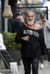 Amsterdam 20 januari 2024
Bas Smit en Zeus met Alter Ego truien op de cornelis schuytstraat