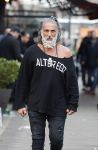 Amsterdam 20 januari 2024
Bas Smit en Zeus met Alter Ego truien op de cornelis schuytstraat