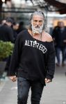 Amsterdam 20 januari 2024
Bas Smit en Zeus met Alter Ego truien op de cornelis schuytstraat