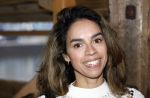 Amsterdam 30 januari 2026
Buiten gewone gezinnen, het nieuwe boek van acteur, columnist en podcastmaker Diego Gonzalez-Clark is vandaag gepresenteerd. Chantal Janzen ontving het eerste boek . Ann Lynn Hamelink
