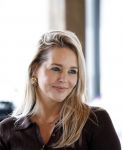 Amsterdam 30 januari 2026
Buiten gewone gezinnen, het nieuwe boek van acteur, columnist en podcastmaker Diego Gonzalez-Clark is vandaag gepresenteerd. Chantal Janzen ontving het eerste boek .