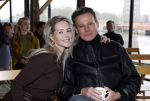 Amsterdam 30 januari 2026
Buiten gewone gezinnen, het nieuwe boek van acteur, columnist en podcastmaker Diego Gonzalez-Clark is vandaag gepresenteerd. Chantal Janzen ontving het eerste boek . Chantal Janzen en Leco v Zadelhoff