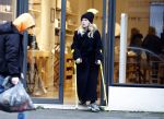 Amsterdam 16 februari 2026
Johnny Heitinga en zijn vrouw charlotte Heitinga ( op krukken) doen boodschappen bijm Zara Home