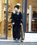 Amsterdam 16 februari 2026
Johnny Heitinga en zijn vrouw charlotte Heitinga ( op krukken) doen boodschappen bijm Zara Home