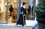 Amsterdam 16 februari 2026
Johnny Heitinga en zijn vrouw charlotte Heitinga ( op krukken) doen boodschappen bijm Zara Home