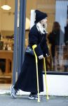 Amsterdam 16 februari 2026
Johnny Heitinga en zijn vrouw charlotte Heitinga ( op krukken) doen boodschappen bijm Zara Home
