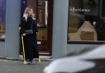 Amsterdam 16 februari 2026
Johnny Heitinga en zijn vrouw charlotte Heitinga ( op krukken) doen boodschappen bijm Zara Home